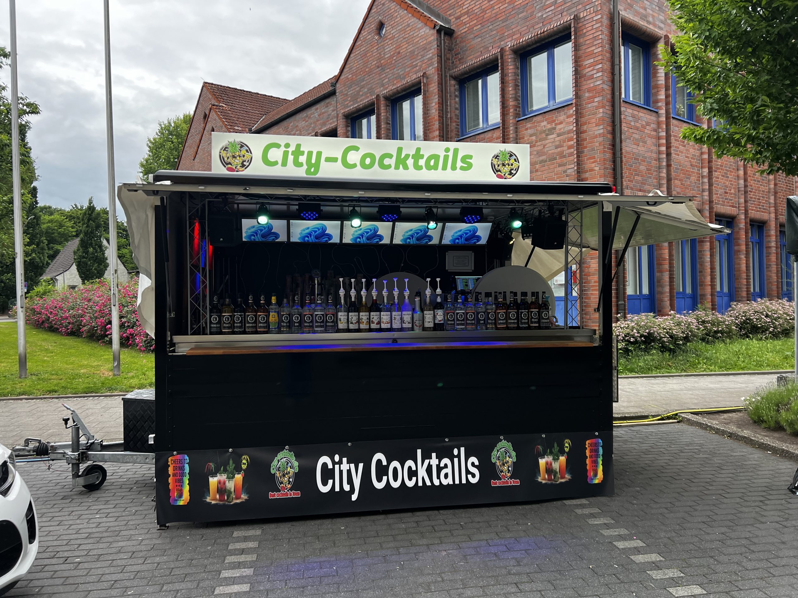 City-Cocktails Stand mit Lichtern